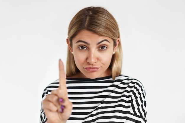 Foto gratuita posa graziosa espressiva della donna