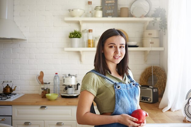 表情豊かなきれいな女性のポーズ