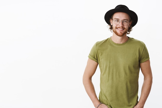 Free photo expressive redhead bearded man with a hat