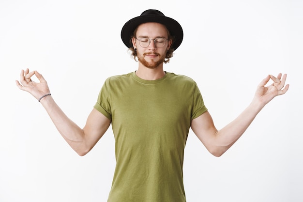 Выразительный рыжий бородатый мужчина в шляпе