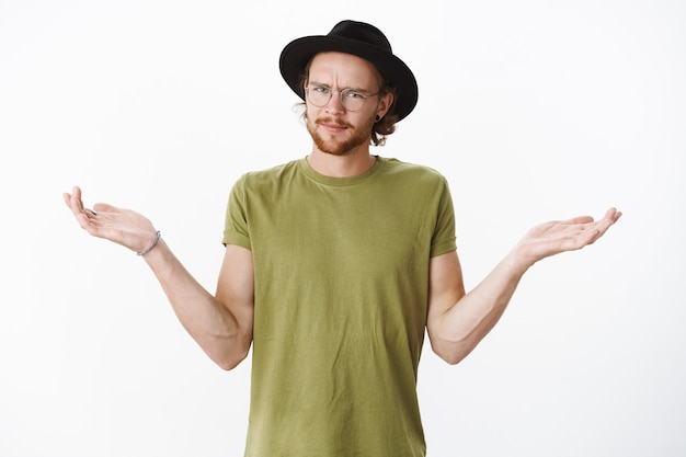 Uomo barbuto rosso espressivo con un cappello