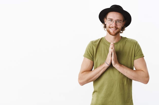 Uomo barbuto rosso espressivo con un cappello