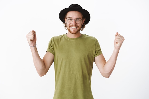 Free photo expressive redhead bearded man with a hat