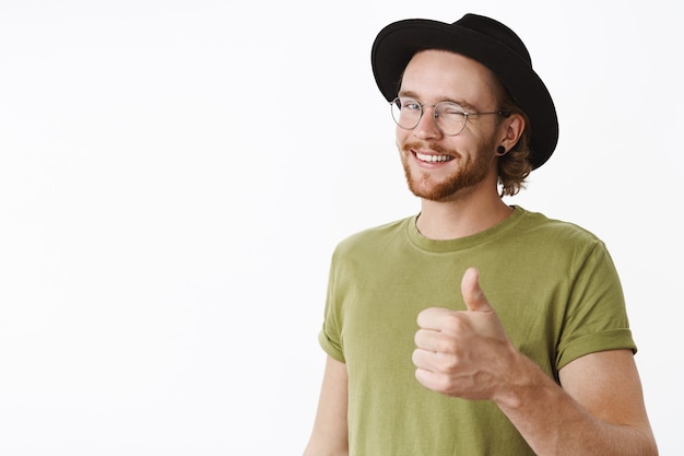 Free photo expressive redhead bearded man with a hat