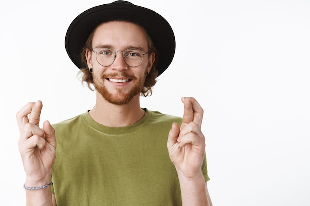 Uomo barbuto rosso espressivo con un cappello