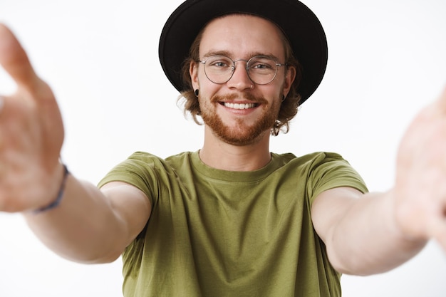 Uomo barbuto rosso espressivo con un cappello