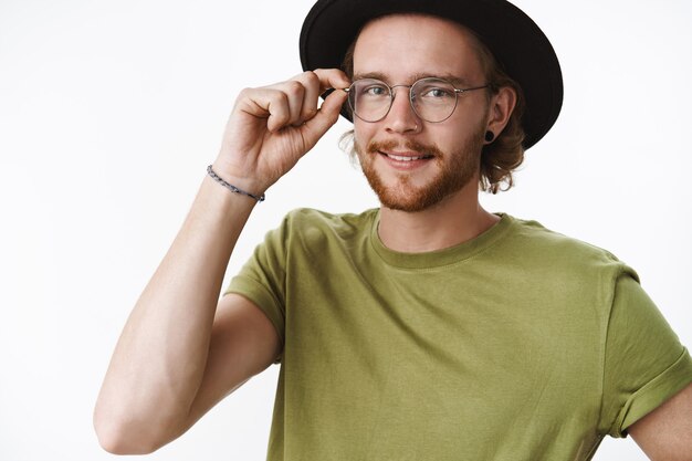 Foto gratuita uomo barbuto rosso espressivo con un cappello