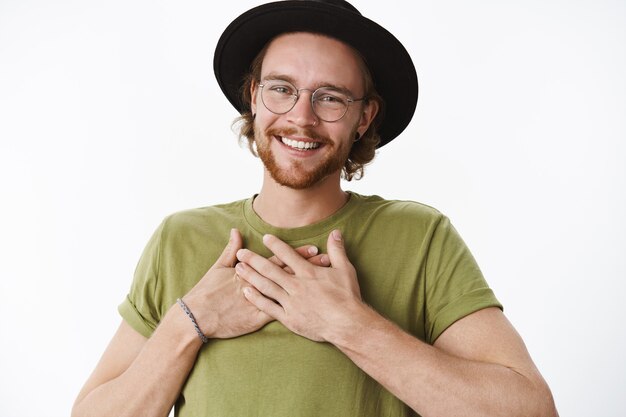 Foto gratuita uomo barbuto rosso espressivo con un cappello