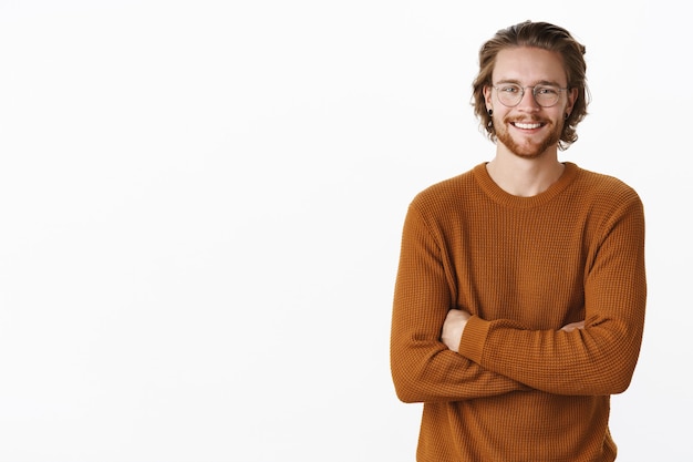 Foto gratuita uomo barbuto rosso espressivo