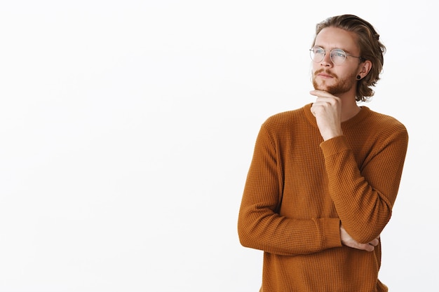 表情豊かな赤毛のひげを生やした男