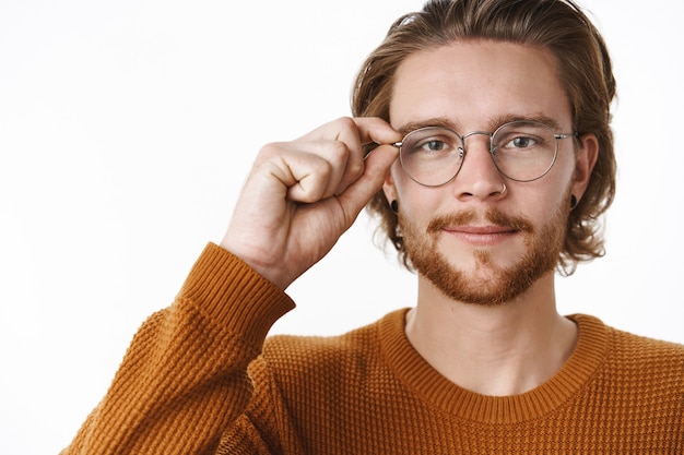 Foto gratuita uomo barbuto rosso espressivo