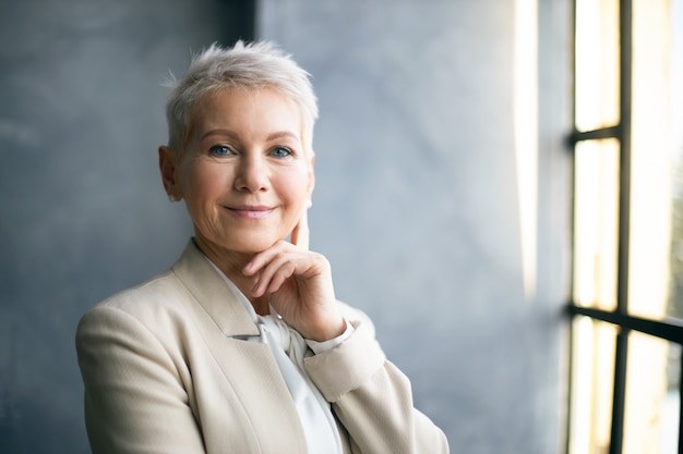 Free photo expressive senior female posing indoor