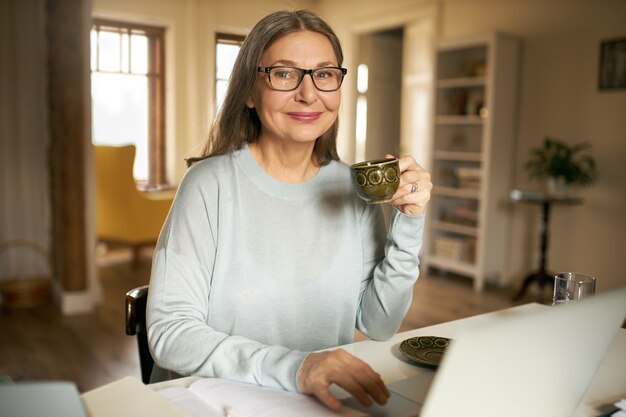 Free photo expressive senior female posing indoor