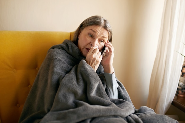 Free photo expressive senior female posing indoor