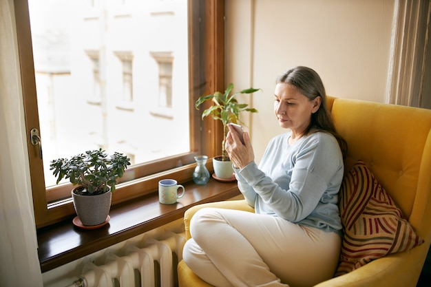 Foto gratuita espressiva femmina senior in posa indoor