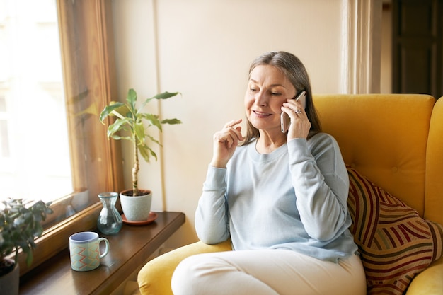 Free photo expressive senior female posing indoor