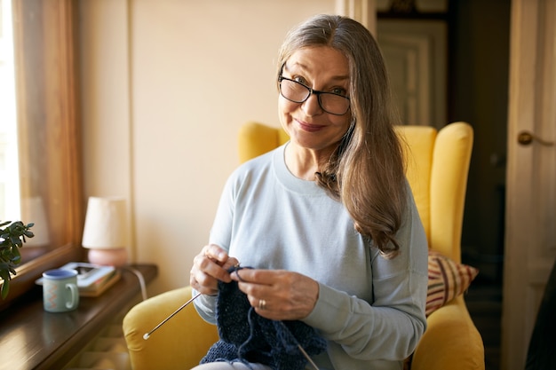 Free photo expressive senior female posing indoor