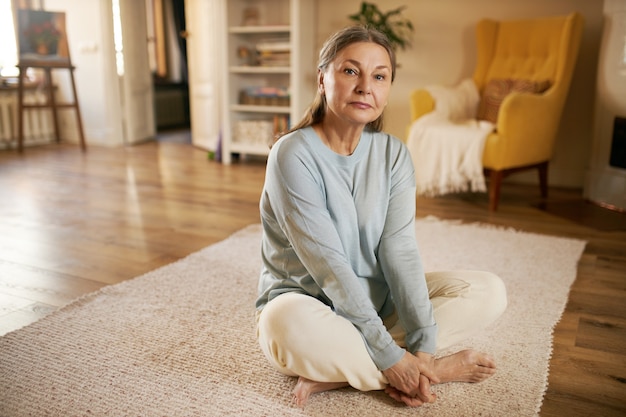 Foto gratuita espressiva femmina senior in posa indoor