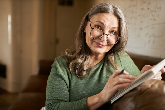 Free photo expressive senior female posing indoor