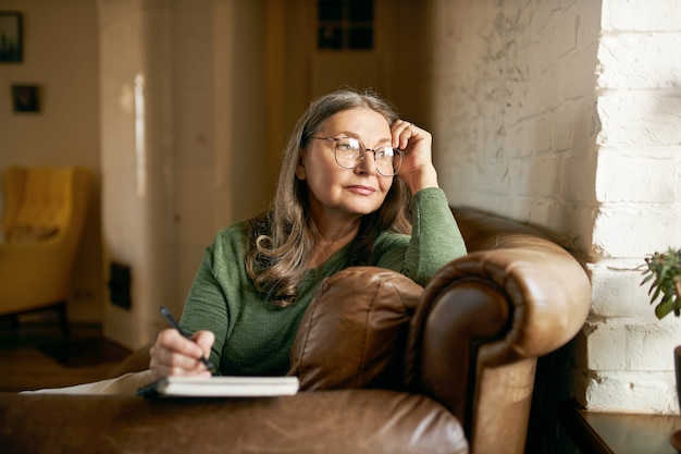 Free photo expressive senior female posing indoor