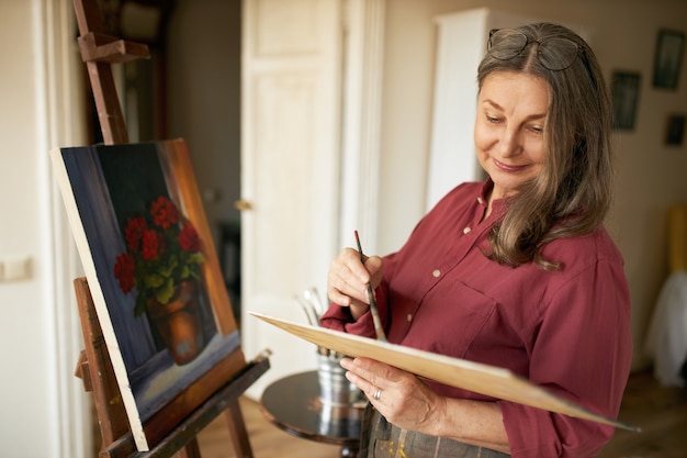 Free photo expressive senior female posing indoor