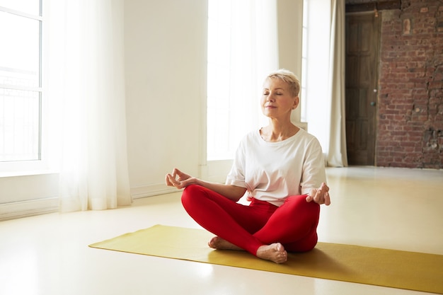 Free photo expressive senior female posing indoor