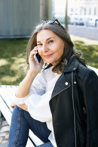 Posa senior espressiva della donna