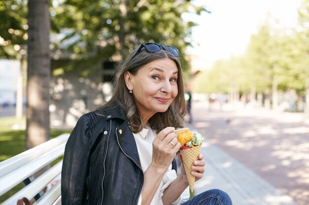 表情豊かな年配の女性のポーズ