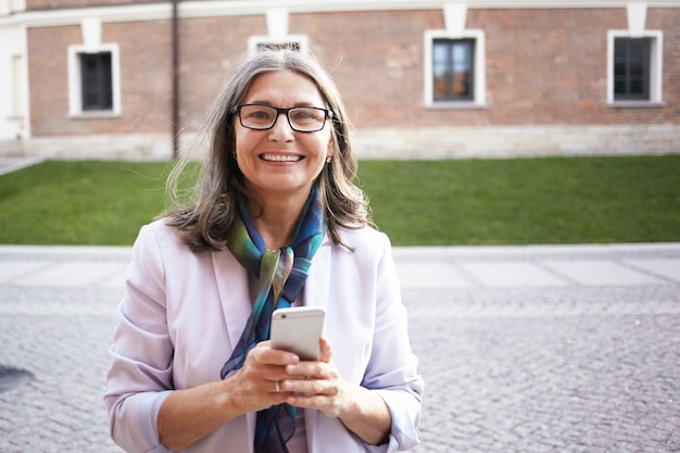 Foto gratuita posa senior espressiva della donna