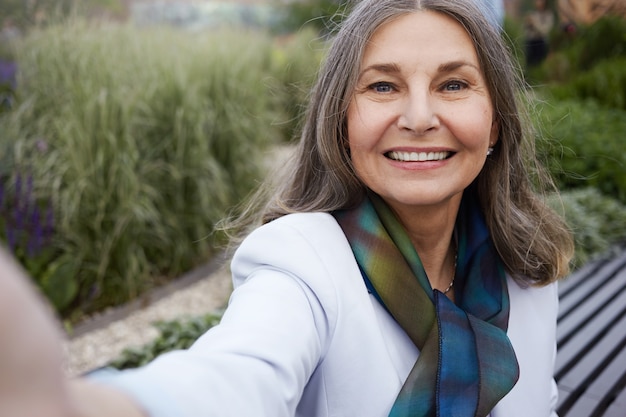 Foto gratuita posa senior espressiva della donna