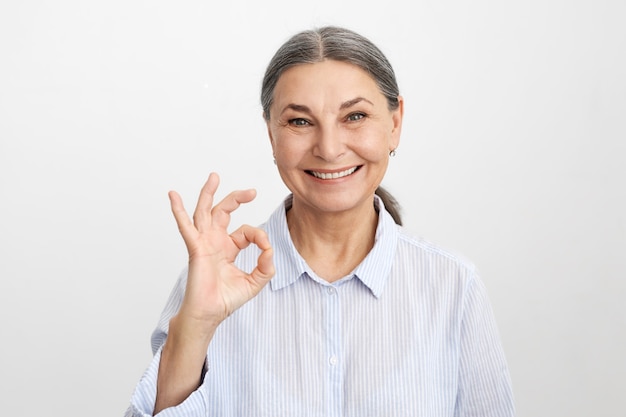 Posa senior espressiva della donna