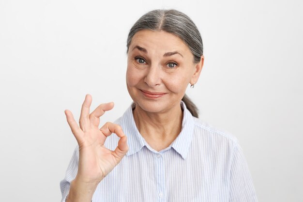 表情的な高齢の女性がポーズをとっている