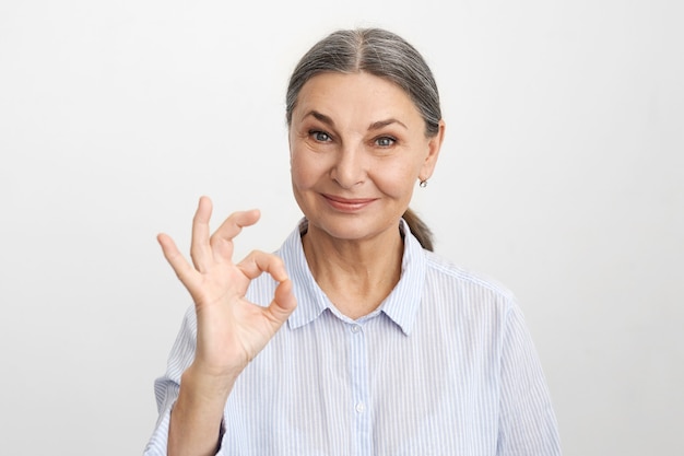 Foto gratuita posa senior espressiva della donna