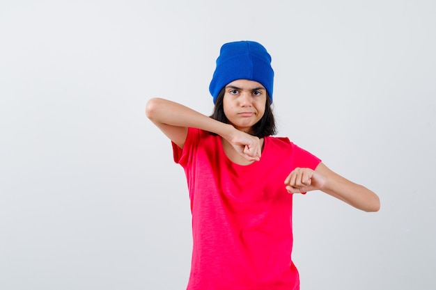 Free photo an expressive teenage girl is posing