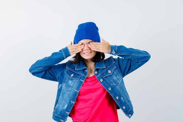 An expressive teenage girl is posing