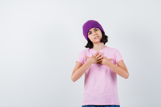 Free photo an expressive teenage girl is posing