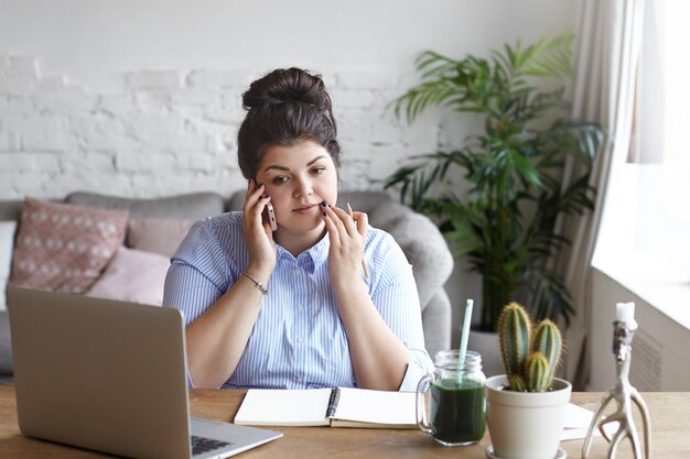 表情豊かな女性が家の中でポーズをとっている