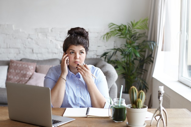 表情豊かな女性が家の中でポーズをとっている