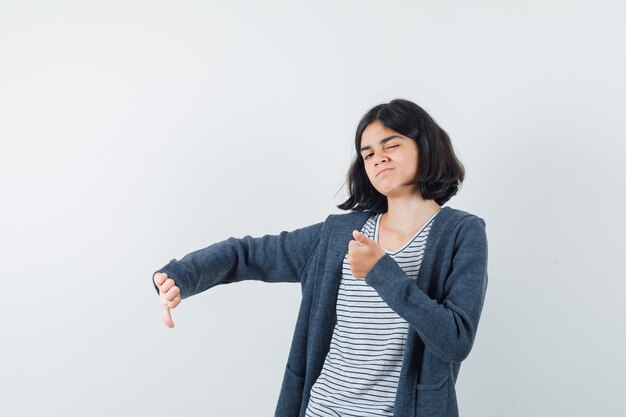 Una donna espressiva posa in studio