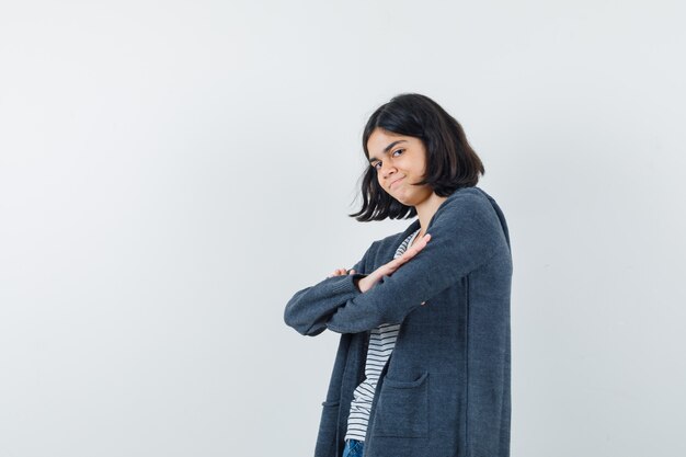 Una donna espressiva posa in studio