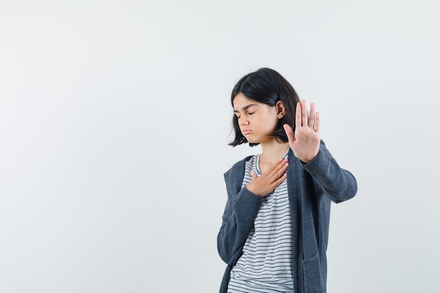 表情豊かな女性がスタジオでポーズをとっている