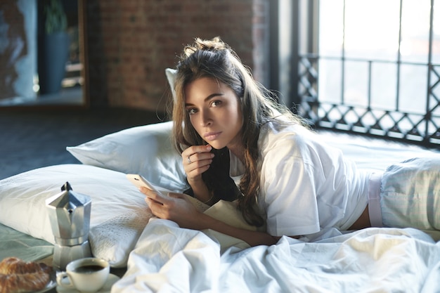 Free photo expressive woman posing indoor