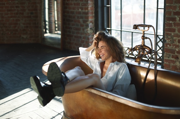 Free photo expressive woman posing indoor