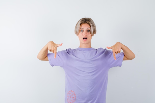 Free photo expressive young boy posing in the studio