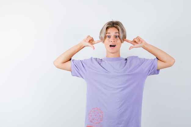 Free photo expressive young boy posing in the studio