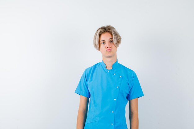 Free photo expressive young boy posing in the studio