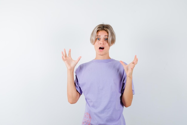 Free photo expressive young boy posing in the studio