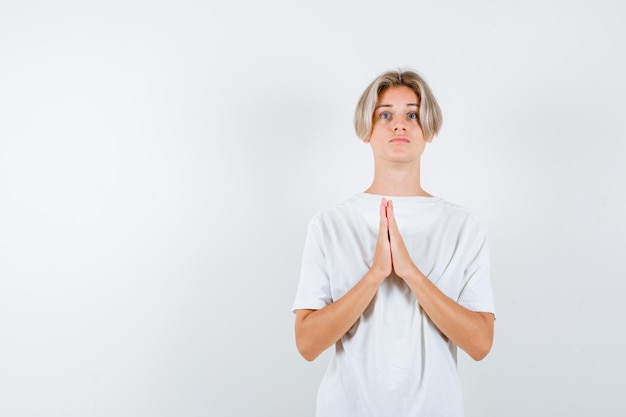 Free photo expressive young boy posing in the studio