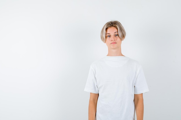 Free photo expressive young boy posing in the studio