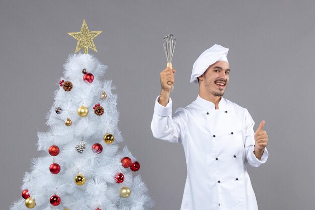 Бесплатное фото Выразительный молодой повар позирует для зимних праздников